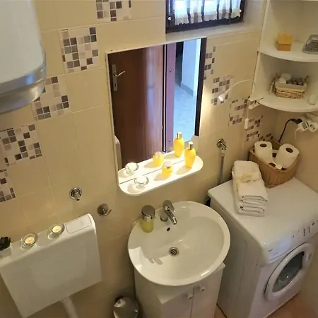 Modern With Private Patio, Bbq, And Close To - Two Bedroom Apartment *