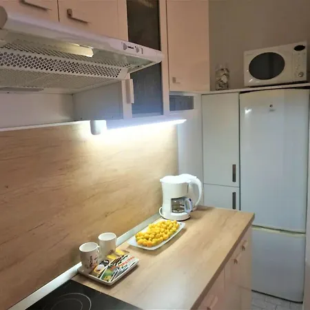 Apartment Modern With Private Patio, Bbq, And Close To - Two Bedroom