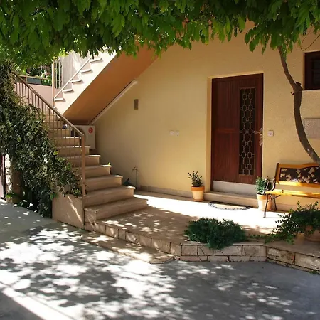 Apartment Modern With Private Patio, Bbq, And Close To - Two Bedroom *