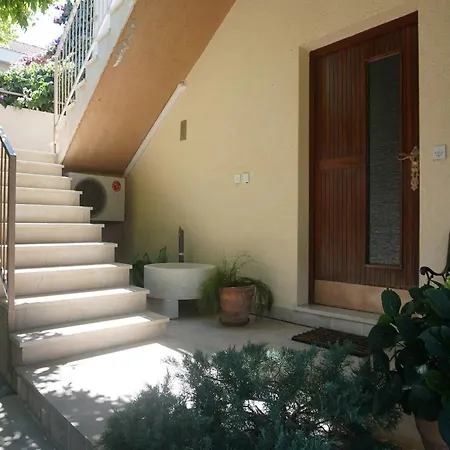 Apartment Modern With Private Patio, Bbq, And Close To - Two Bedroom *